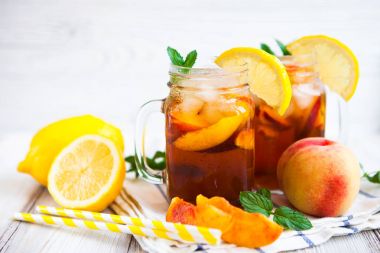 Olgun şeftali ve taze nane ile ev yapımı limonata. Taze şeftali