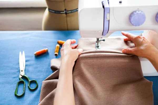 Mujer sastre trabajando en la máquina de coser. Manos. De cerca. Tailori. — Foto de Stock