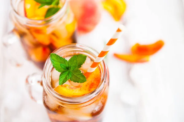 Hemmagjord lemonad med mogna persikor och färsk mynta. Färsk persika — Stockfoto