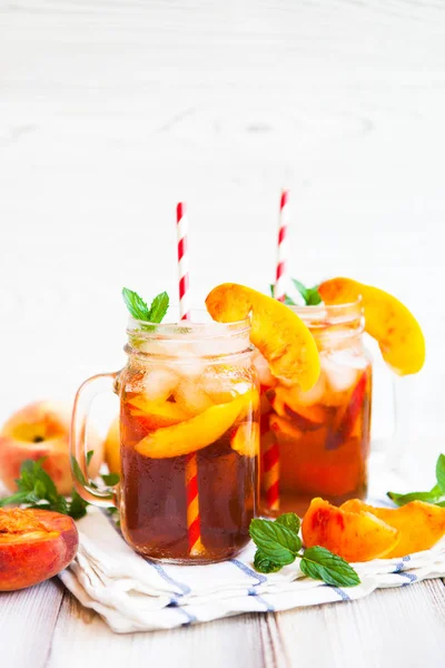 Homemade lemonade with ripe  peaches and fresh mint. Fresh peach — Stock Photo, Image