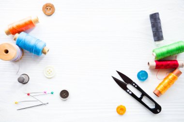 Beyaz boşluk metniniz için izole terzinin araçları