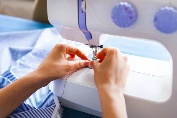Mujer sastre trabajando en la máquina de coser. Manos. De cerca. Tailori. — Foto de Stock