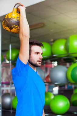 Genç adam crossfit spor salonunda halter kaldırma