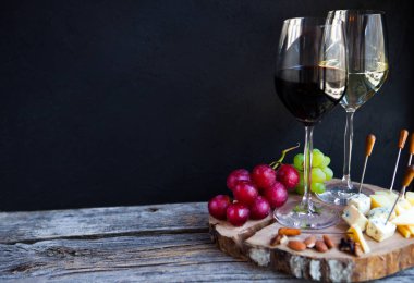 Şarap yemek saati ayarlayın. Kırmızı ve beyaz şarap, üzüm, peynir, üzerinde