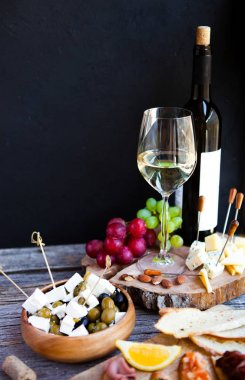 Cam beyaz şarap, üzüm, peynir, rustik ahşap backgro üzerinde