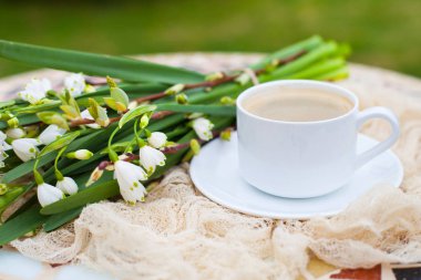 Buket beyaz bahar çan çiçekleri ve kahve fincanı gar tablo