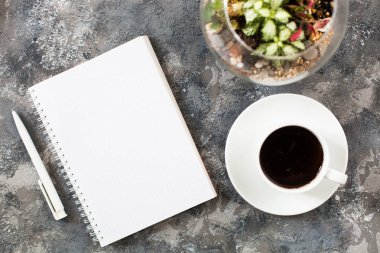 Düz Office çalışma alanı'nın iş amaçlı aksesuarları ile yatıyordu. Corpo