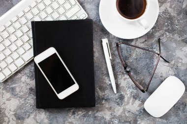 Düz Office çalışma alanı'nın iş amaçlı aksesuarları ile yatıyordu. Corpo