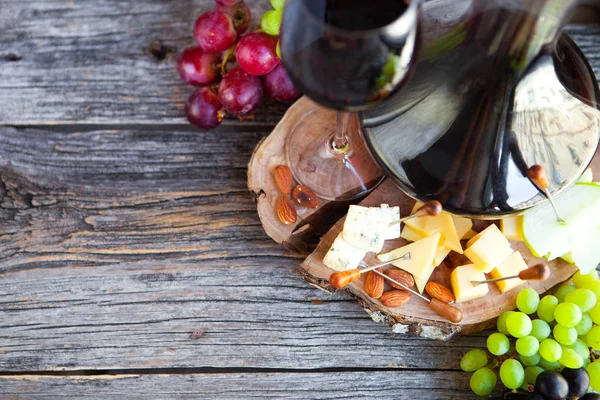 Wine snack set. Glass of red wine, grape and various sorts chees — Stock Photo, Image