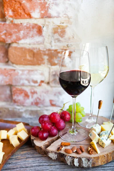 Wine snack set. Glass of red and white wine, grape, cheese, over — Stock Photo, Image