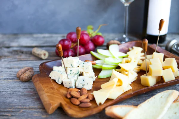 Wine snack set. Glass of red and white wine, grape and various s — Stock Photo, Image