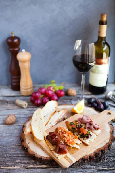 Lanche de vinho pronto. Copo de vinho tinto e branco, uva, queijo, mais — Fotografia de Stock