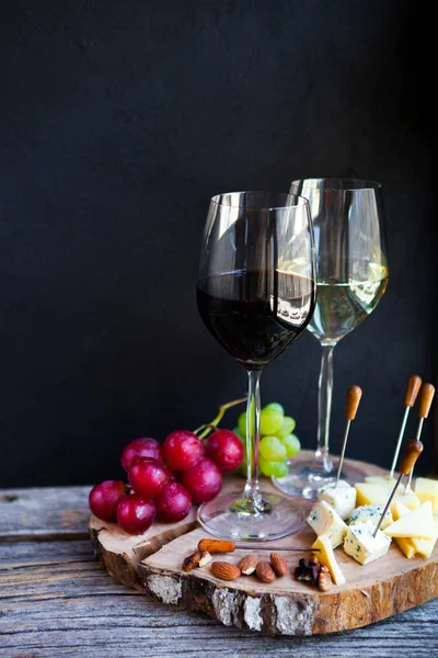 Wine snack set. Glass of red and white wine, grape, cheese, over — Stock Photo, Image