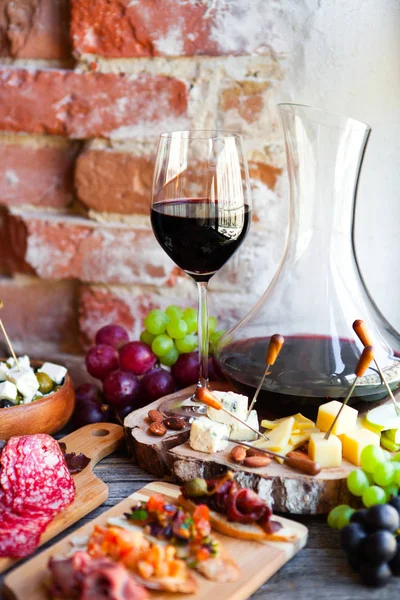Set de aperitivos de vino. Copa de vino tinto, uva y varios tipos de quesos —  Fotos de Stock