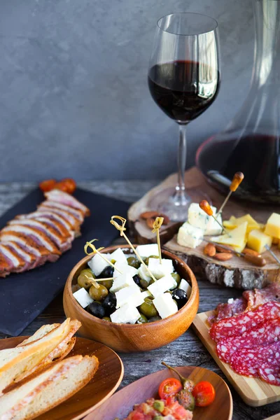 Lanche de vinho pronto. Copo de vinho tinto, uva, queijo, mais rústico w — Fotografia de Stock