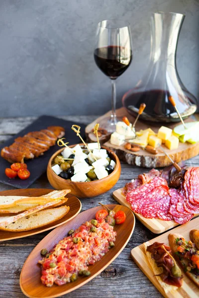 Lanche de vinho pronto. Copo de vinho tinto, uva, queijo, mais rústico w — Fotografia de Stock