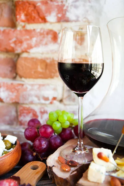 Wine snack set. Glass of red wine, grape and various sorts chees — Stock Photo, Image