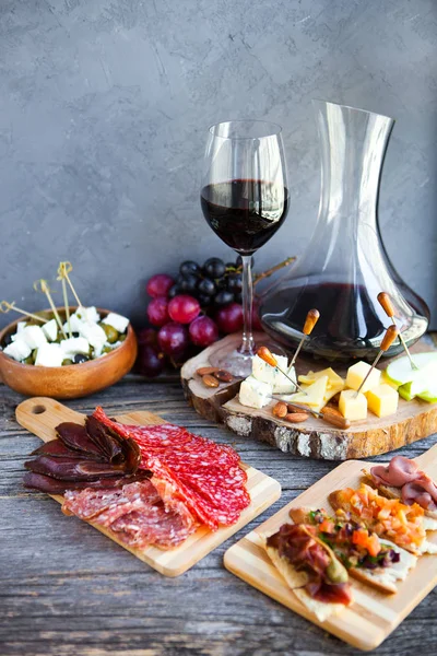 Bor snack készlet. Pohár vörös bor, szőlő, sajt, rusztikus w alatt — Stock Fotó