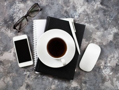 Düz Office çalışma alanı'nın iş amaçlı aksesuarları ile yatıyordu. Corpo