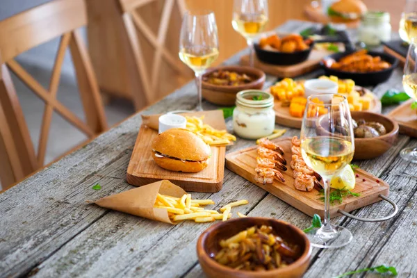 Comida y bebida Mesa, Comedor disfrutando Concepto de Comida — Foto de Stock