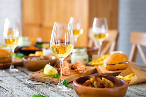 Comida y bebida Mesa, Comedor disfrutando Concepto de Comida — Foto de Stock