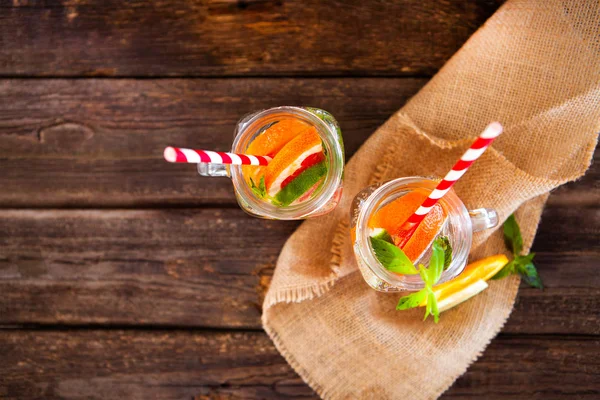 Limonada de cítricos naturales fría casera con menta — Foto de Stock