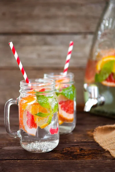 Eau de fruits de désintoxication sur table en bois. Citronnade maison fraîche avec — Photo