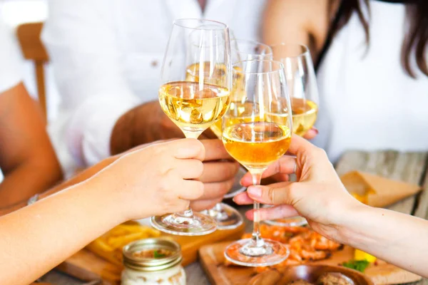 Kırmızı şarap gıda ile sunulan tablo üzerinde toasting ile eller.