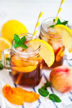 Olgun şeftali ve taze nane ile ev yapımı limonata. Taze şeftali