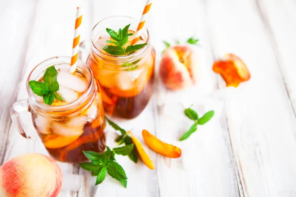 Homemade lemonade with ripe  peaches and fresh mint. Fresh peach — Stock Photo, Image