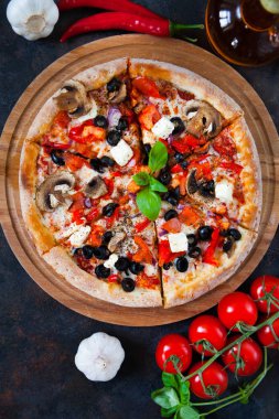 Sıcak asabi pizza domates, mozzarella peyniri, mantar, zeytin, re