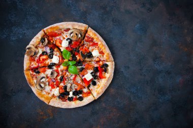 Sıcak asabi pizza domates, mozzarella peyniri, mantar, zeytin, re