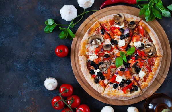 Pizza caliente con tomates, mozzarella, champiñones, aceitunas, re —  Fotos de Stock