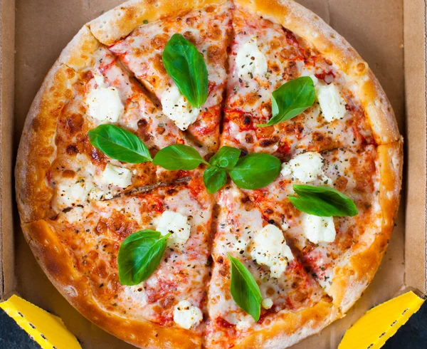 Pizza margarita z sosem pomidorowym, świeżej mozzarelli, parmezan — Zdjęcie stockowe