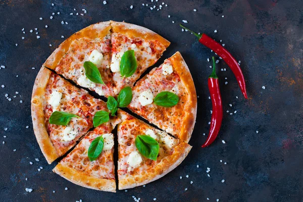 Pizza "Quattro formaggi" con salsa di pomodoro, mozzarella fresca, parme — Foto Stock