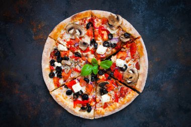 Sıcak asabi pizza domates, mozzarella peyniri, mantar, zeytin, re