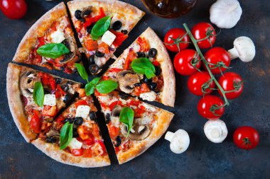 Sıcak asabi pizza domates, mozzarella peyniri, mantar, zeytin, re