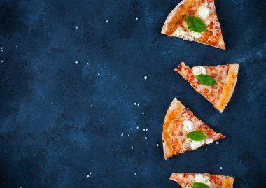 Ev yapımı pizza domates, mozzarella ve fesleğen. Üstten Görünüm 