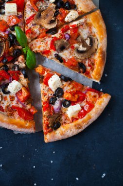 Ev yapımı pizza domates, mozzarella ve fesleğen. Üstten Görünüm zekâ