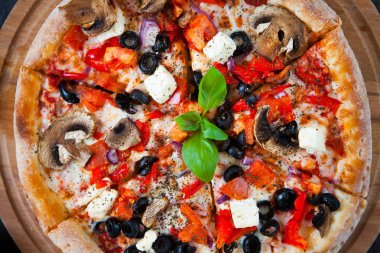 Sıcak asabi pizza domates, mozzarella peyniri, mantar, zeytin, re