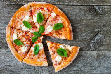 Ev yapımı Pizza domates sosu, enginar göbeği, zeytin, Parm
