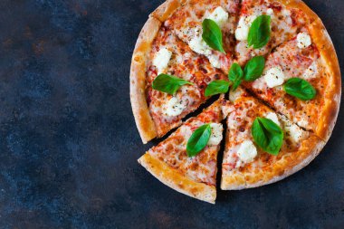 Domates sosu, taze mozzarella, parmesan pizza margarita bir