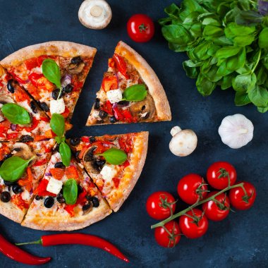 Ev yapımı pizza domates, mozzarella ve fesleğen. Üstten Görünüm zekâ