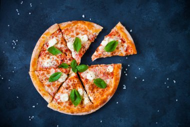 Ev yapımı Pizza domates sosu, zeytin, taze mozzarella, pa ile