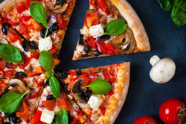 Ev yapımı pizza domates, mozzarella ve fesleğen. Üstten Görünüm zekâ