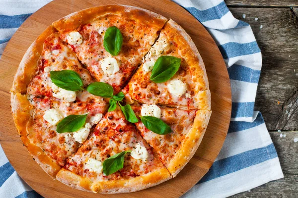 Pizza fatta in casa con salsa di pomodoro, cuori di carciofo, olive, parmigiano — Foto Stock