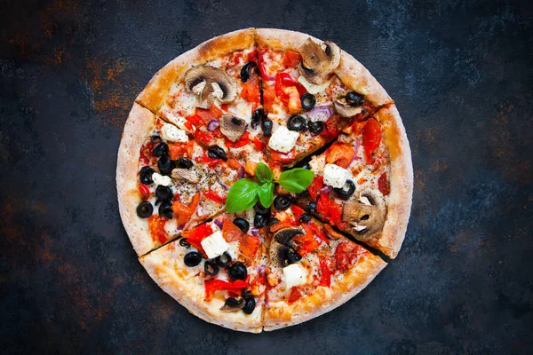 Hot testy pizza with tomatoes, mozzarella, mushrooms, olives, re — Stock Photo, Image