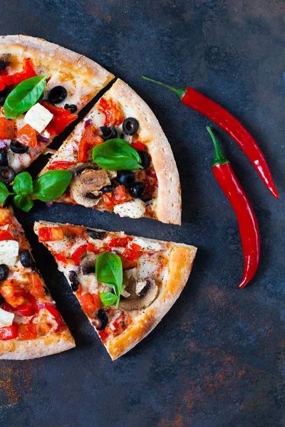 Pizza calda testy con pomodori, mozzarella, funghi, olive, re — Foto Stock