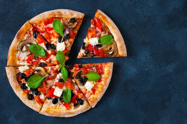 Pizza caseira com tomate, mussarela e manjericão. Visão superior sagacidade — Fotografia de Stock