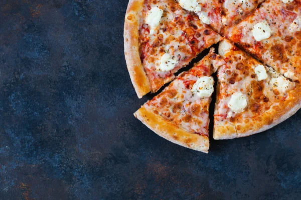 Margherita Pizza em fundo escuro enferrujado — Fotografia de Stock